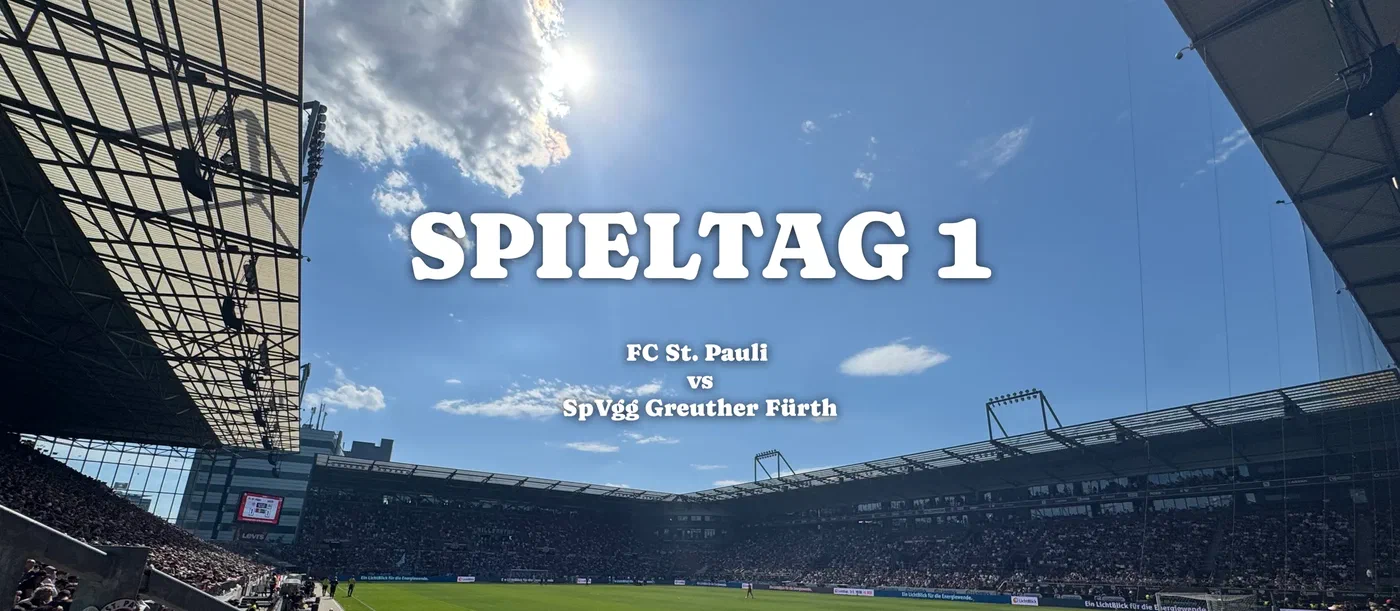 Das sonnige Millerntor-Stadion von der Gegengerade aus, darüber die Zeile „Spieltag 1 — FC St. Pauli vs SpVgg Greuther Fürth“
